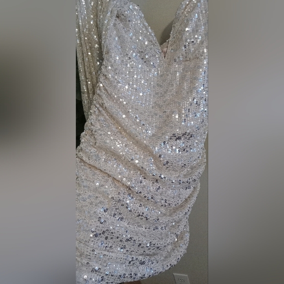 Vici Sequin Platinum balloon sleeve Dress Size M - Picture 7 of 15
